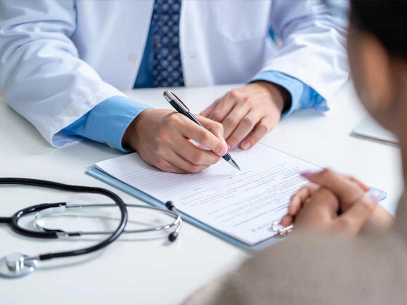 Доктор проводит консультацию с пациентом